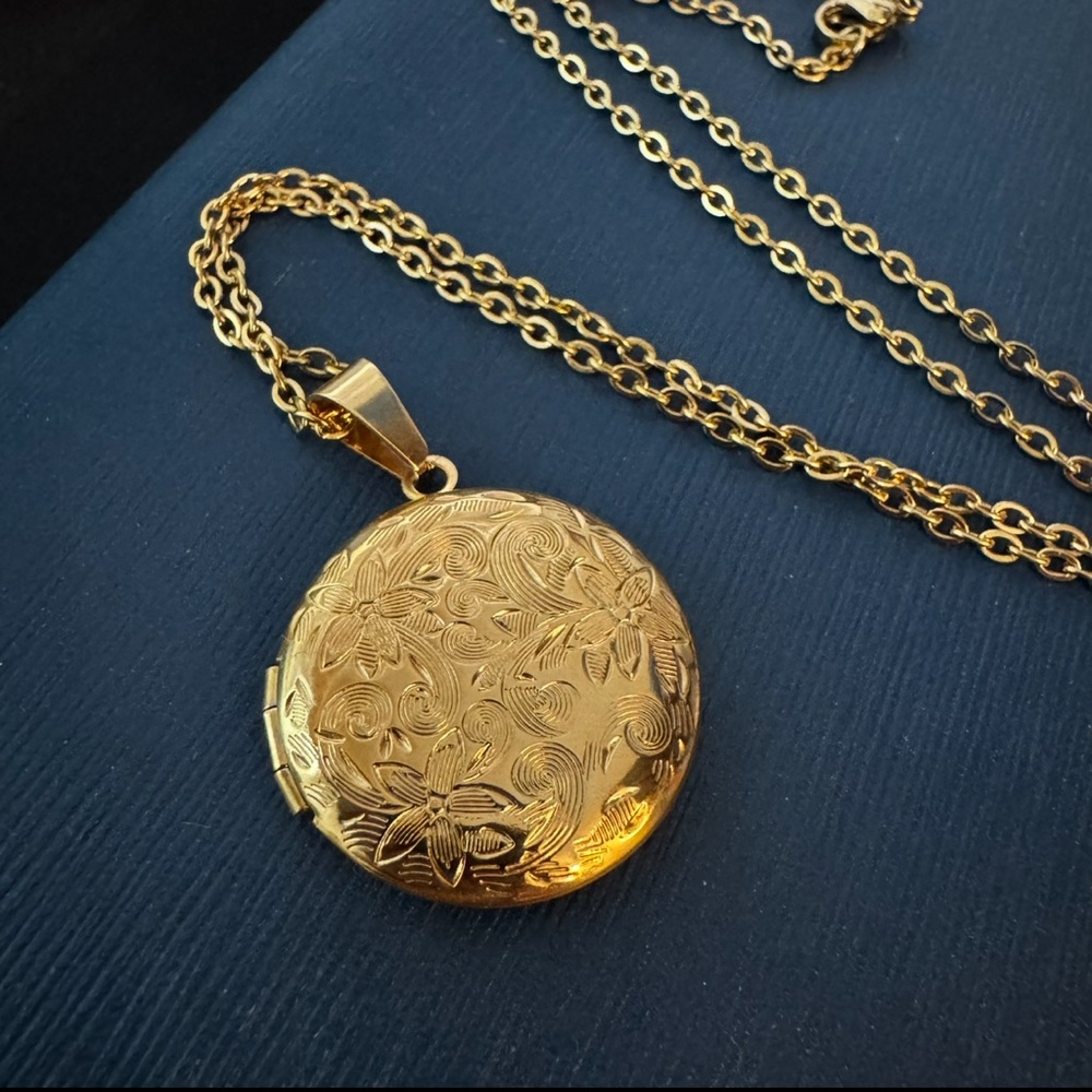 ✨Elegant Gold Floral Locket Necklace